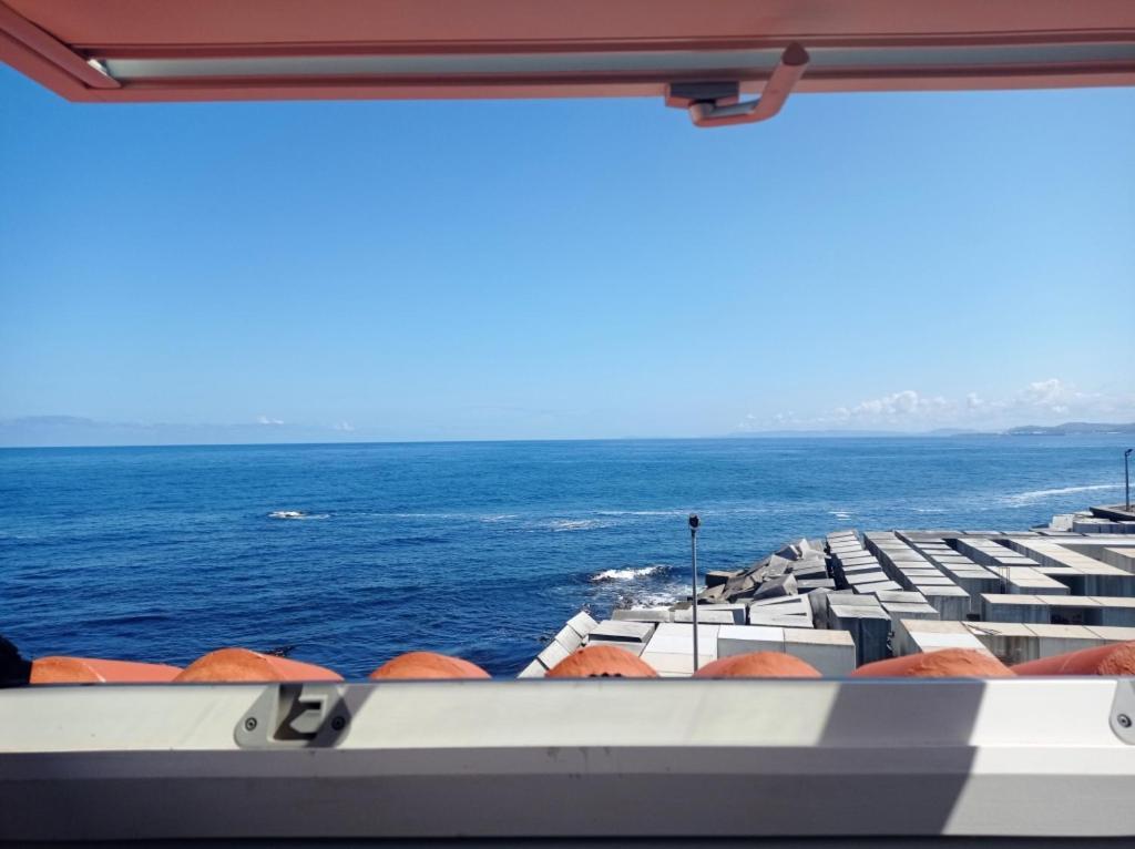 Marina. Casa Marinera Con Terraza Sobre El Mar En Caion
